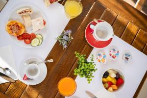 una mesa cubierta con platos de comida y tazas de café en B&B Isabella, en Milano Marittima