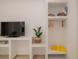 Televízia a/alebo spoločenská miestnosť v ubytovaní Suncourt Lux Rooms