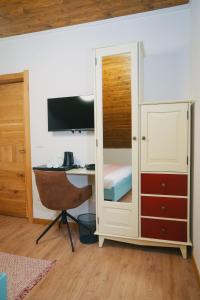 a bedroom with a desk with a computer and a deskictericter at Conacul Sanct Gurgh in Cormaia