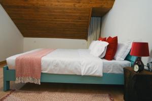 Un pat sau paturi într-o cameră la Conacul Sanct Gurgh