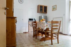 cocina con mesa y sillas en una habitación en Reno Family House, en Rávena