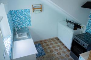 Una pequeña cocina con fregadero y estufa. en Reno Family House, en Rávena