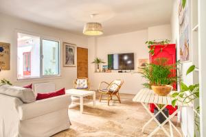 a living room with a couch and a table at Gite AVIGNON BOUGAINVILLIER in Avignon