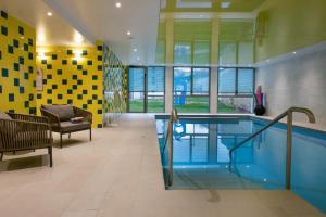 une maison avec une piscine dans le couloir dans l'établissement DOMITYS La SARDONNE centre-ville, au Puy-en-Velay
