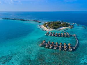 una vista aérea de un complejo en el océano en Centara Ras Fushi Resort & Spa Maldives, en Atolón de Malé Norte