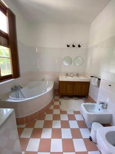 Ett badrum på Segesdy Villa