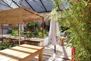 eine Terrasse mit einem Tisch und einem Sonnenschirm in der Unterkunft Lindala in Valencia
