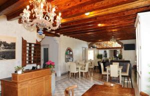 a dining room with a chandelier and tables and chairs at Hotel Albergo al Sole in Malo
