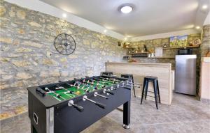 Kuchyňa alebo kuchynka v ubytovaní 3 Bedroom Pet Friendly Home In Krasic
