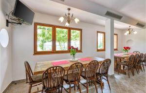 Televízia a/alebo spoločenská miestnosť v ubytovaní 3 Bedroom Pet Friendly Home In Krasic