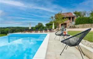 Bazén v ubytování Nice Home In Krasic With Outdoor Swimming Pool nebo v jeho okolí