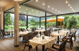 Reštaurácia alebo iné gastronomické zariadenie v ubytovaní Familiengut Hotel Burgstaller
