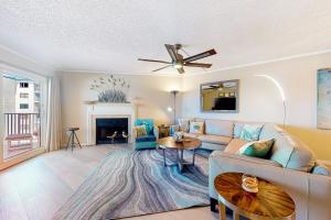 ein Wohnzimmer mit einem Sofa und einem Tisch in der Unterkunft Beach Cottage 1311 in Clearwater Beach