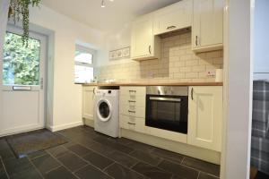 Cuina o zona de cuina de Lyn View Cottage - Modern Lynmouth Townhouse