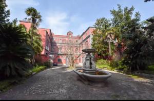 メータにあるVilla Giuseppinaの道路の真ん中に噴水がある大きな建物