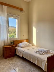 um quarto com uma cama e uma janela em Orange Country House em Chania Town