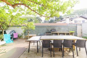 patio con mesa y sillas en Le Doolie's Biarritz - Boracay en Biarritz