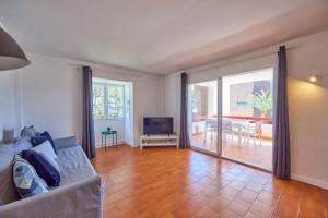 a living room with a couch and a television at Nura Houses Duplex Magaluf 2 in Magaluf
