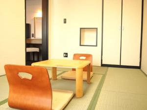 HOTEL LiVEMAX Osaka Namba في أوساكا: طاولة وكرسيين في غرفة