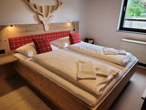 マイスホーフェンにあるApartment Metzger - Steinbock Lodgesのベッドルーム1室(大型ベッド1台、ヘッドボード付)