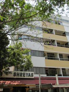 un edificio con un cartello che legge "Singyes" di Hotel Shreyas a Pune