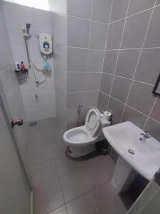 A bathroom at Triple Z Homestay Kuching - LANDED 14 PAX