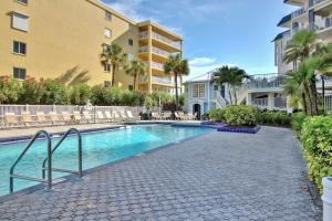 une piscine en face d'un bâtiment dans l'établissement Beach Palms 108, à Clearwater Beach