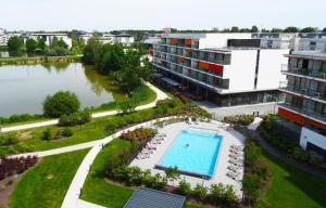 - une vue aérienne sur un complexe avec une piscine dans l'établissement Appart-Hôtel Mer & Golf City Bordeaux - Bruges, à Bruges