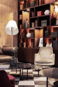 波尔多Villas Foch Boutique Hotel & Spa Bordeaux的客厅配有桌子和书架