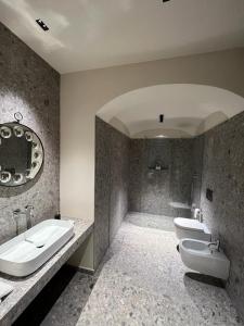 A bathroom at Palazzo Balbo di Vinadio Apartments Még 18 kép