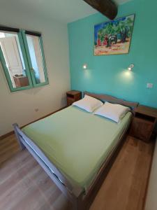 een slaapkamer met een bed in een blauwe kamer bij Provence Forcalquier Gîte du Paradis in Forcalquier