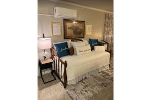een slaapkamer met een bed met blauwe en witte kussens bij Stunning Cozy Downtown Guesthouse in San Antonio
