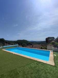 een afbeelding van een zwembad in een tuin bij Provence Forcalquier Gîte du Paradis in Forcalquier