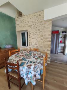 een slaapkamer met een bed in een kamer bij Provence Forcalquier Gîte du Paradis in Forcalquier