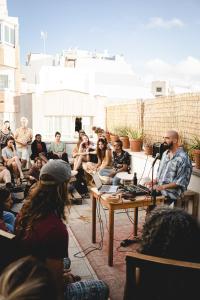 um grupo de pessoas sentadas num telhado em Tamaran House em Las Palmas de Gran Canaria