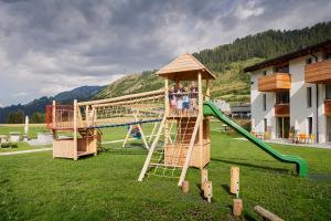 een speeltuin met een glijbaan in een veld bij Reka-Ferienanlage Scuol in Scuol