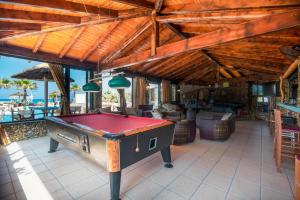 stół bilardowy na środku patio w obiekcie Mirage Arillas Studio Type B14 w mieście Arillas