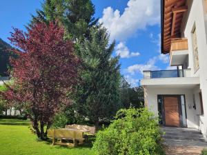 Ogród w obiekcie Panorama Apartments - Steinbock Lodges