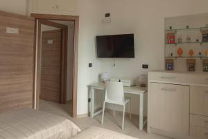 TV a/nebo společenská místnost v ubytování Althea B&B a Reggio Calabria