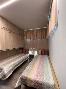 um quarto com duas camas e uma mesa em Jolanda Vacanze em Cavallino-Treporti