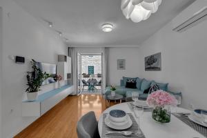 un soggiorno con divano e tavolo di Luxury City Center Apartments a Makarska