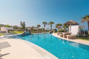una piscina in un resort con piscina di Mirage Arillas Studio Type A2 a Arillas