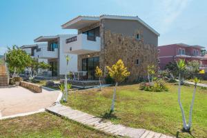 Cette villa offre une vue sur la cour. dans l'établissement Mirage Arillas Studio Type A3, à Arillas