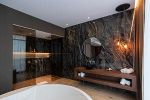 Een badkamer bij Van Der Valk Hotel Almere