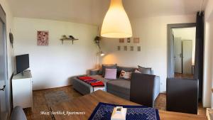Maxi'Seeblick Apartments في سيبودن: غرفة معيشة مع أريكة وطاولة