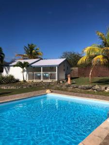 Bazén v ubytování Résidence Naturelle pour Naturistes nebo v jeho okolí