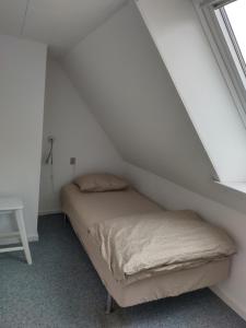 En eller flere senge i et værelse på Ferielejlighed Skovby ved Bogense