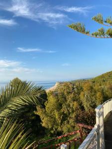 Vom Balkon eines Hauses genießen Sie Meerblick. in der Unterkunft Villetta sul mare in Acquedolci