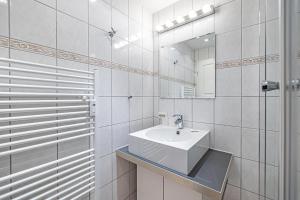 Ένα μπάνιο στο fewo1846 Strandresidenz Wassersleben - Matrosenstube - komfortables Studioapartment mit Balkon