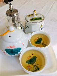 a tea set with two cups and a teapot at China-Ferienzimmer in Berchtesgaden